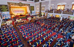 Lễ tốt nghiệp và trao bằng cho các cử nhân và thạc sĩ Phật học Học viện Phật giáo Việt Nam năm 2015.