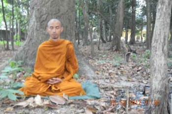 Sư Trung Thiện tại ngôi rừng Thái Lan (Ảnh: Tấn Phát)