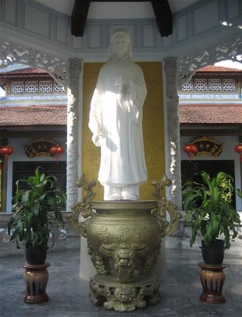 Tượng đá Thích Nữ Hương Tràng được dựng tại đền thờ công chúa Huyền Trân ở Huế. Ảnh  Phanxipăng