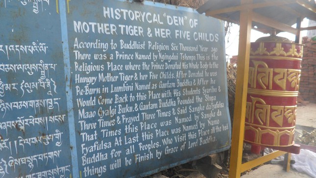 Bảng giới thiệu sự tích Bồ-tát hiến mình cứu hổ đói, bảo tháp Namo Buddha, Nepal