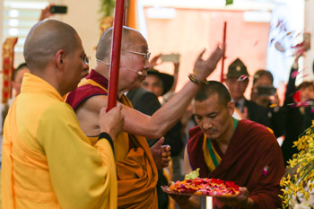 dalai lama at Dieu Ngu 2