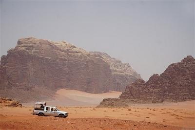 Wadi Rum sa mạc nắng cháy