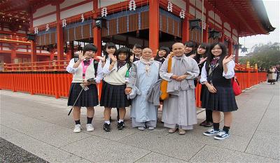 Đền thần đạo Fushimi Inari và các nữ học sinh Nhật Bản