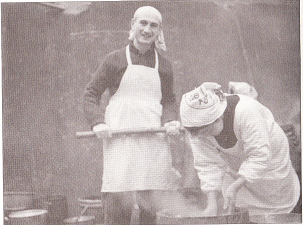 Hình 9 Hành giả Philip Kapleau làm bánh mochi (bánh nếp rán), tại Kita Kamakura năm 1958