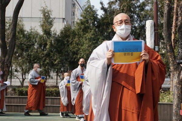 Phật giáo Hàn Quốc Tuần hành Yêu cầu Nga dừng Cuộc chiến và Cầu hòa bình cho Ukraine 6