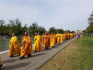 Chư tăng ni hành thiền trước đài tưởng niệm tổng thống Abraham Lincoln