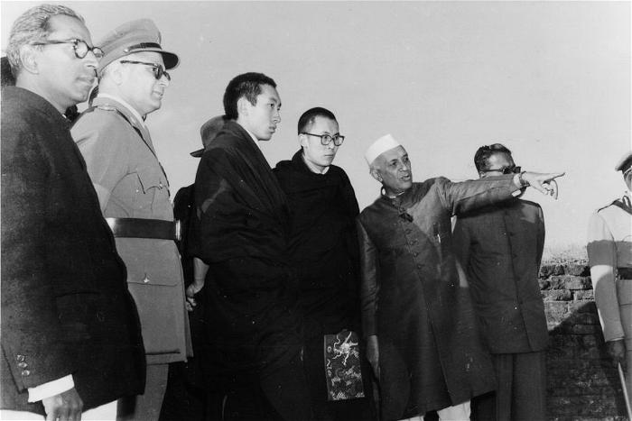 Đức Đạt Lai Lạt Ma cùng thủ tướng Nehru năm 1956