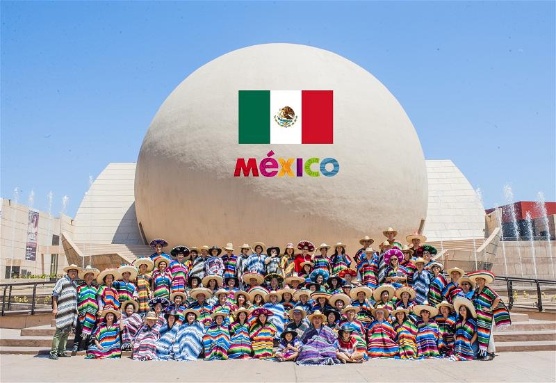Ảnh 27. Chư tăng, ni và Phật tử tham quan Mexico năm 2013