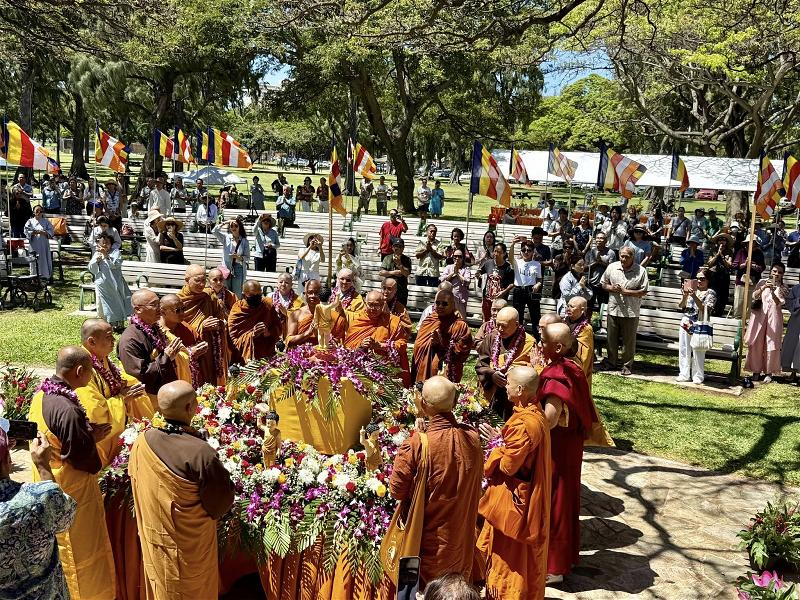 Vesak_Hawaii_25_Bathing_Baby_Buddha