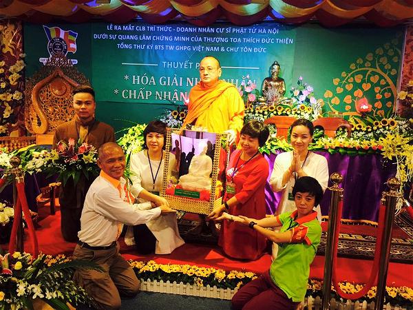 CLB TTDNCSPT dâng tặng tượng Phật