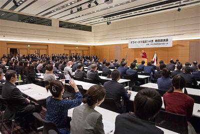 Đức Đạt Lai Lạt Ma chia sẻ với hơn 200 Nghị sĩ Nhật Bản tại tòa Quốc hội, Tokyo, Nhật Bản (Ảnh Jigme Choephel)