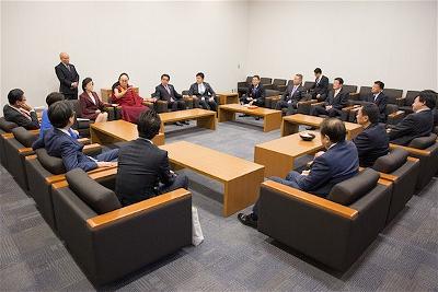 Đức Đạt Lai Lạt Ma với các thành viên Nghị viện hỗ trợ Tây Tạng tại tòa Quốc hội, Tokyo, Nhật Bản (Ảnh Jigme Choephel)
