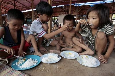 Bữa cơm của trẻ em nghèo tại một ngôi chợ ở Manila ngày 23-4-2008