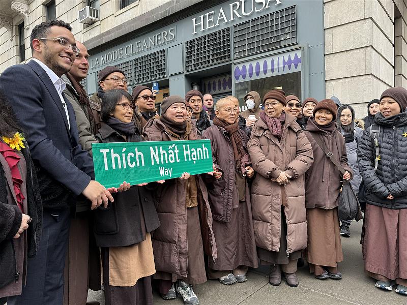 webRNS-Hanh-Street-Sign-NYC3-1536x1152