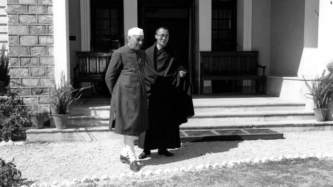 Thủ tướng Nehru và Đức Đạt Lai Lạt Ma tại Birla House