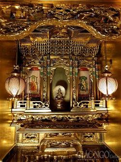 Khi cánh cửa mở ra, một Phật điện trang nghiêm biểu hiện