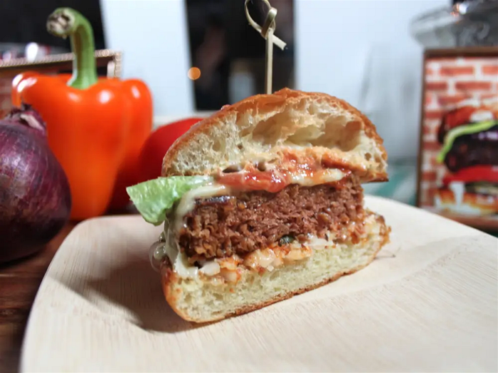 Một chiếc bánh hamburger sử dụng thịt gốc thực vật