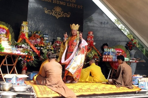 Một nhà sư làm lễ trong Lễ hội Phật giáo mùa Hoa Ban năm 2015 ở tỉnh Điện Biên. Ảnh Chu Quốc Hùng Thông tấn xã Việt Nam.
