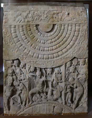 Vua Ưu-điền và ba hoàng hậu của mình, phù điêu tại bảo tháp Amaravarti, niên đại 150 tây lịch (Udayana and his three que