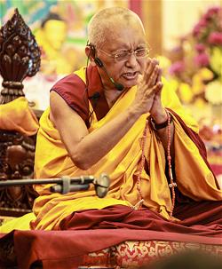 Lama Zopa Rinpoche giảng dạy tại Singapore, 2010.