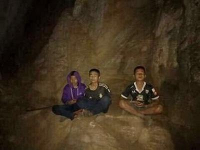 thai-boys-meditating