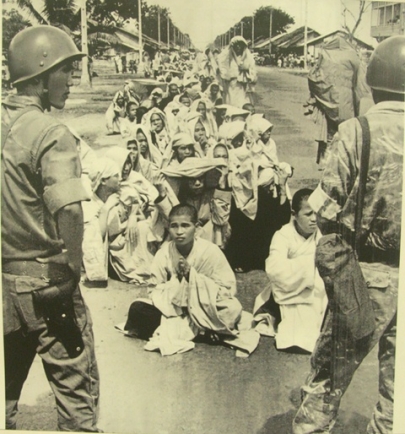 Đoàn biểu tình của Tăng Ni và Phật tử ngồi tại chỗ- khi quân đội và cảnh sát chặn lại trên đường đi, năm 1963 (ảnh của C