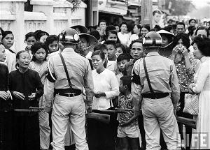 Cảnh sát ngăn chặn Phật tử đến chùa trong kế hoạch nước lũ năm 1963 - phong tỏa chùa chiền