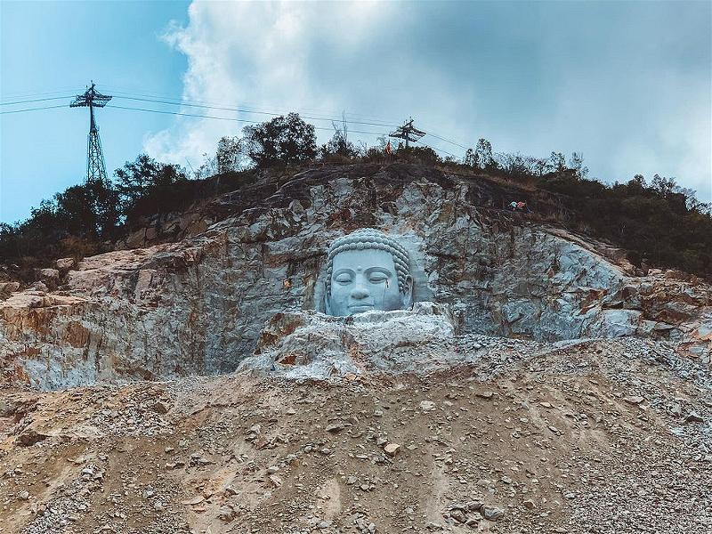 Phật Thích Ca được tạc vào núi đá (An Giang