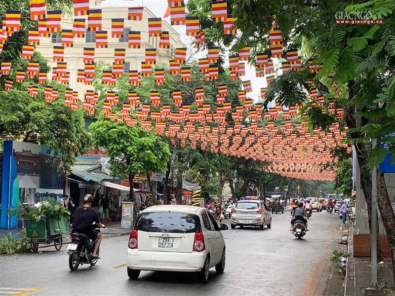 Cờ Phật giáo trên đường phố Thủ đô