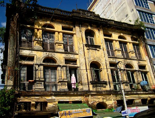 Pic 5 . Một trong những ngồi nhà cổ ở Yangon