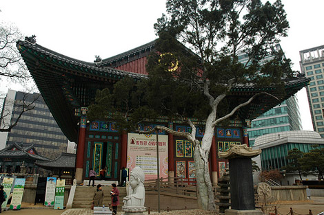 Chính điện chùa Tào Khê từ ngoài cổng nhìn vào