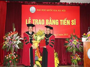 TT Thích Minh Trí – Hoàng Văn Thắng đón nhận bằng tiến sĩ