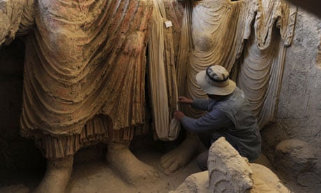 4 Một nhà khảo cổ học đang kiểm tra phần còn lại của các pho tượng Phật tại khu di sản Phật giáo cổ đại Mes Aynak