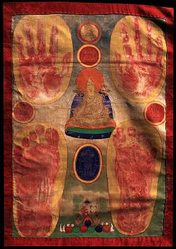 Đức Jamyang Khyentse Wangpo cùng với dấu tay và chân của Ngài