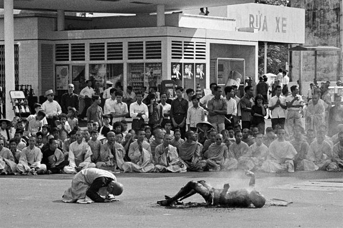 A monk prays over the Quang Duc's remains.