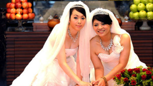 Hai phụ nữ Đài Loan làm đám cưới tại chùa