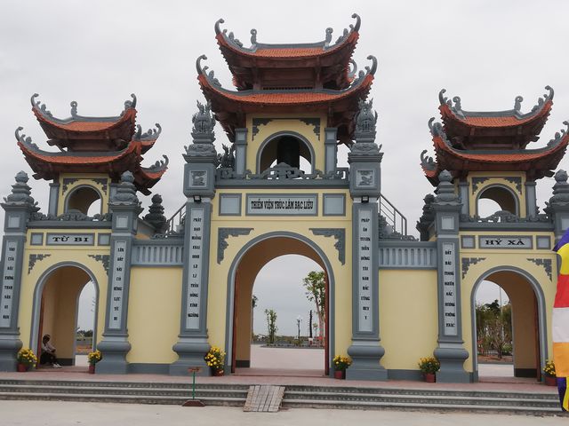 Cổng tam quan vào Thiền viện Trúc Lâm Bạc Liêu.