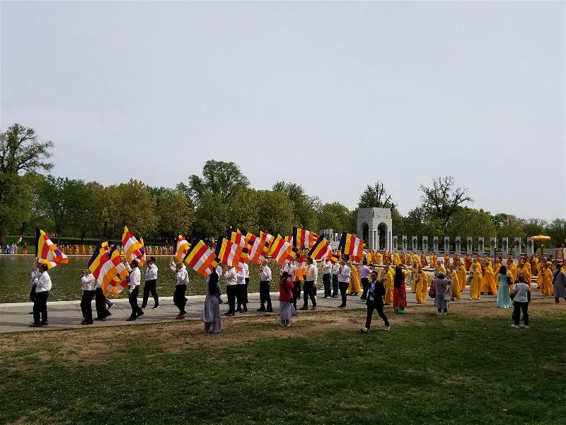Cờ Phật giáo tung bay trogn công viên JFK Hockey Field (Washington DC.)