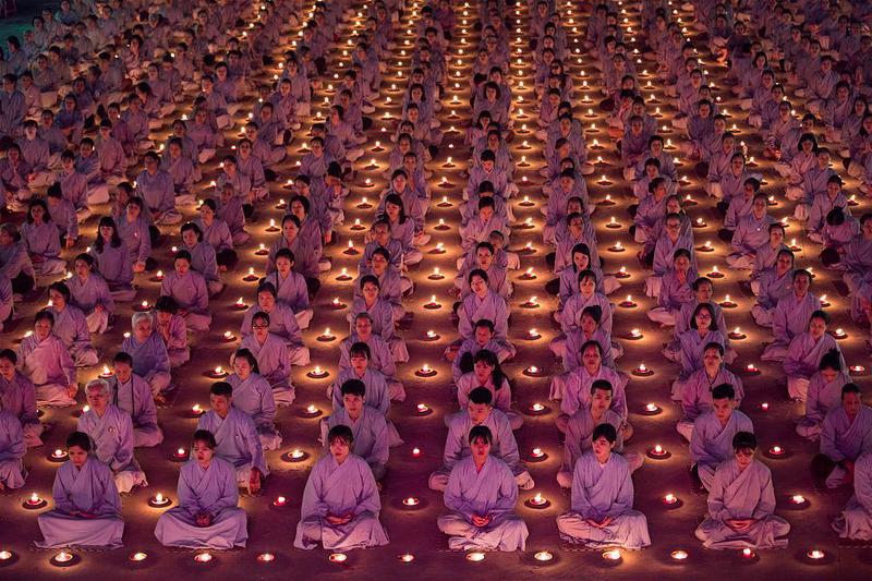 Ánh sáng nến lung linh làm buổi cầu nguyện của Phật tử thật thiêng liêng, ấm áp - Ảnh Trần Tuấn Việt