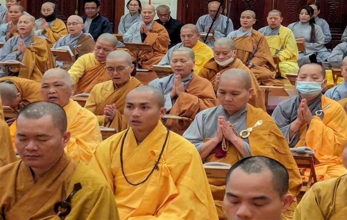 Các hành giả an cư (Ni sư Giới Hương chấp tay cầm chuỗi)