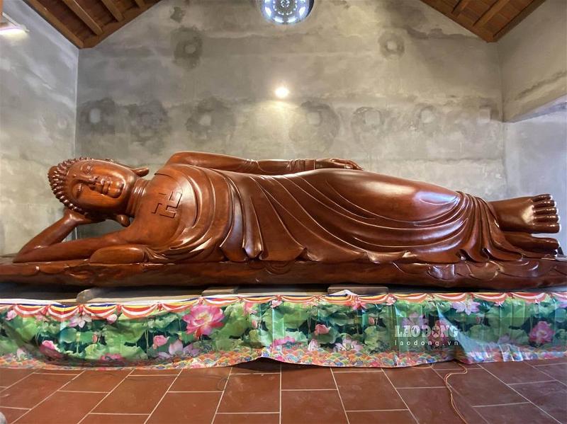 Tượng Phật nằm bằng 15 tấn gỗ Cẩm Lai nguyên khối (Hải Phòng)