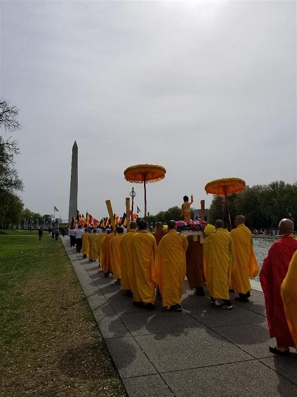 Kiệu rước Phật trước đài tưởng niệm  tổng thống Washington
