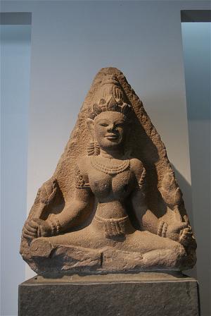 Tượng đá  thần tài Lakshmi thế kỷ X tại Bảo tàng lịch sử TP. HCM