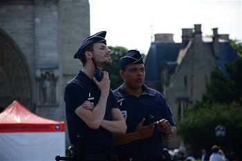 cảnh sát Pháp ở Nhà thờ Đức Bà Paris