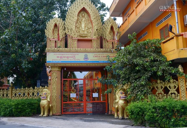 Chùa Chantarangsay của Phật giáo Nam tông Khmer ở cổng nhìn ra kênh Nhiêu Lộc