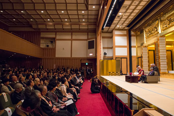 Đức Đạt Lai Lạt Ma chia sẻ với hơn 500 thính chúng tại chùa Higashi Honganji, Kyoto, Nhật Bản