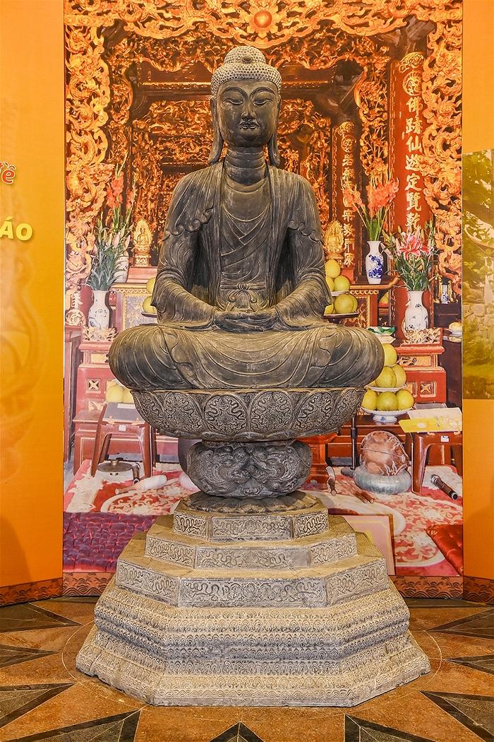 Tượng phật A Di Đà tại chùa Phật Tích