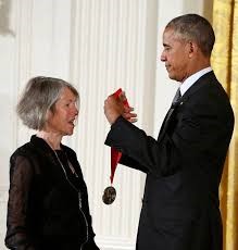 Bà Louise Glück  nhận giải từ tay của cựu Tổng thống Barack Obama  2