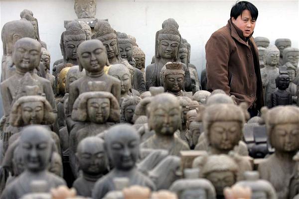 Các pho tượng Phật giáo bày bán tại một khu chợ ở Bắc Kinh (ảnh Ng Han Guan AP)