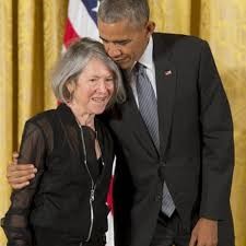 Bà Louise Glück  nhận giải từ tay của cựu Tổng thống Barack Obama